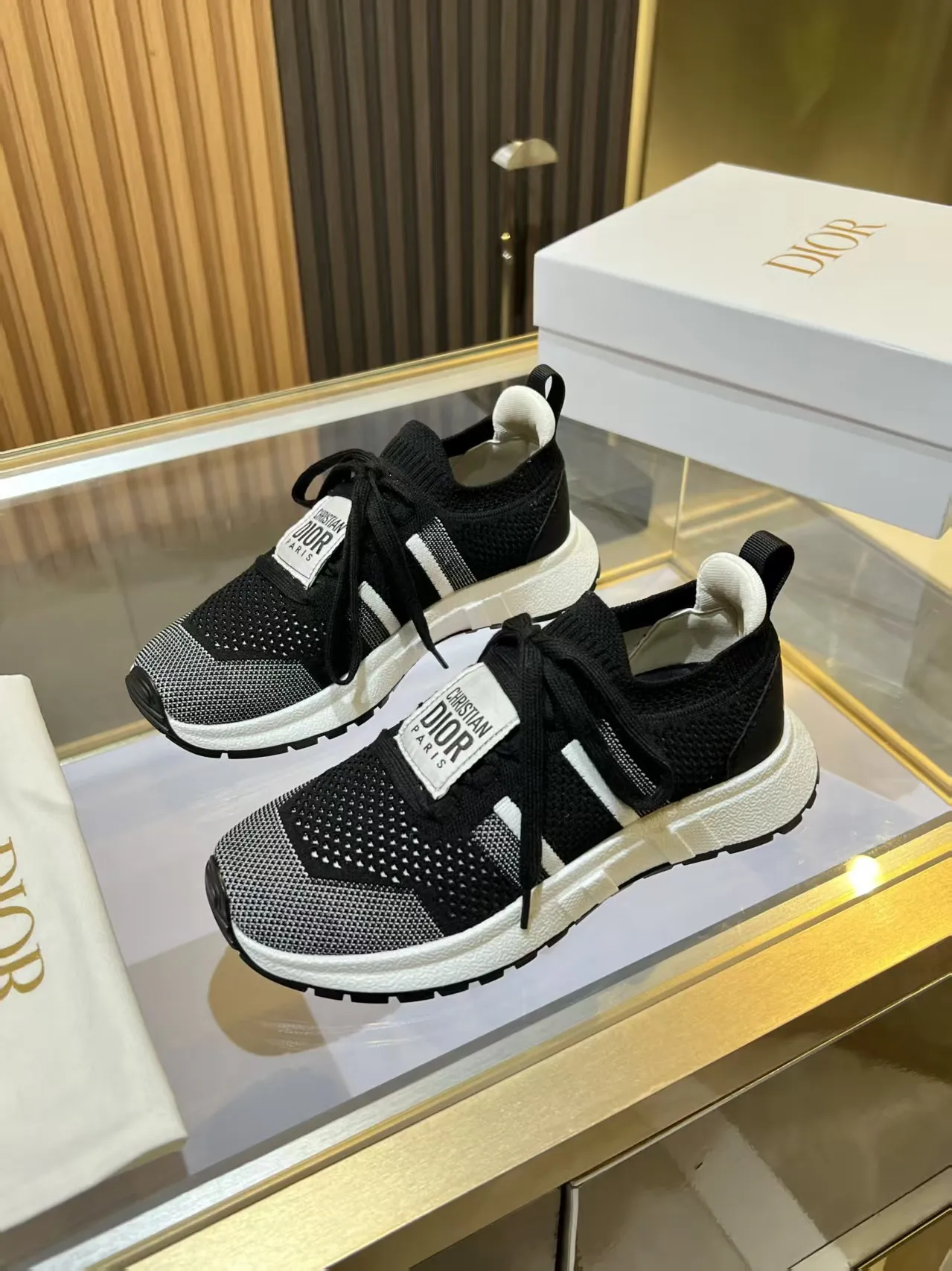 👟👟Ex-factory price 460👟👟 DIOR CHRONO Dior's new high-version, casual, business, all-in-one sports shoes. Simple and super versatile. The upper is equipped with a Logo cloth label. The upper is perfect and luxurious, and can be matched with any spring, summer, autumn and winter clothing. The upper foot is even more comfortable! The original material is disassembled and reproduced perfectly. The fly-woven upper is breathable and comfortable. The original super lightweight TPU absorbent film anti-slip outsole. Unique. Full of details. Fine workmanship. Worth owning. Equipped with original packaging at the counter. 3 colors available SIZE: 35--40 (41 can be customized)